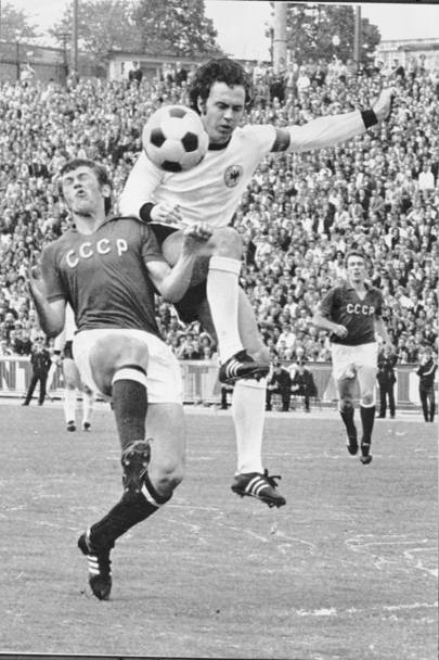 Bruxelles, 18 giugno 1972: Beckenbauer impegnato nella finale dei Campionati europei vinta dalla Germania Ovest per 3-0 sull&#39;Urss (Upi)